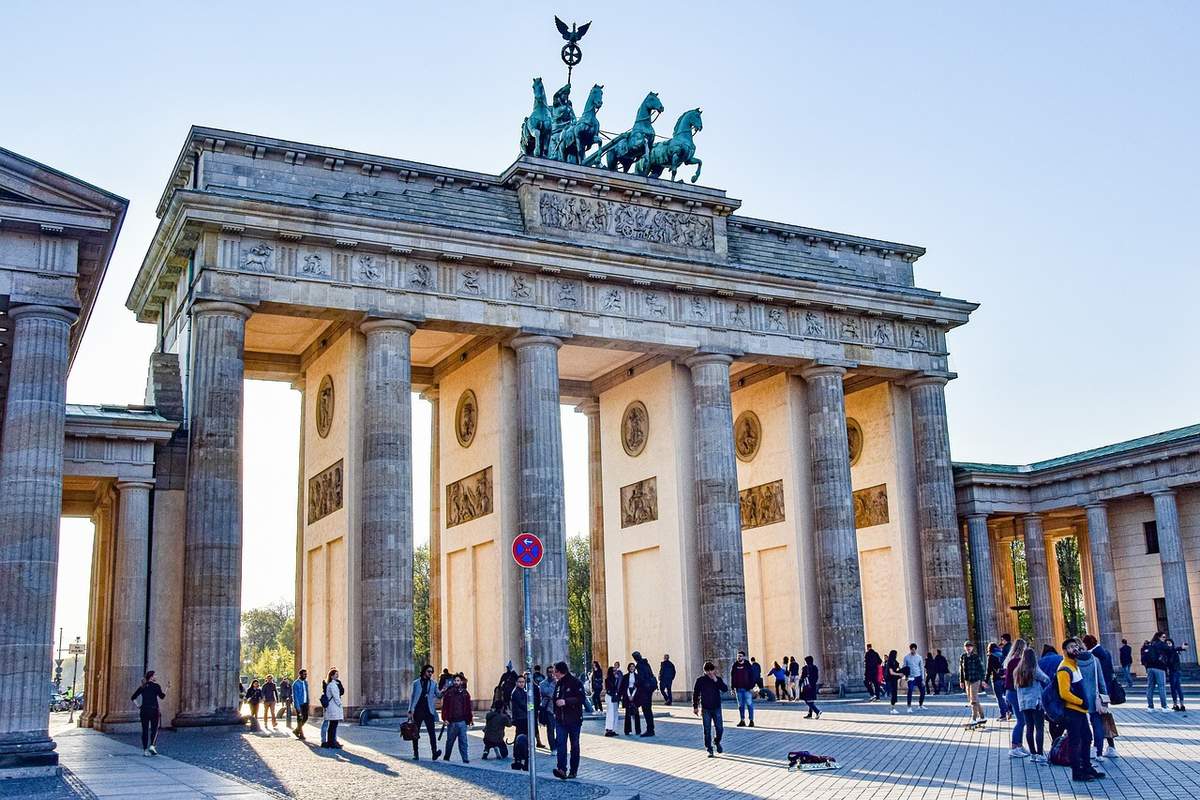  brand-front-of-the-brandenburg-gate-5117579_1280.jpg